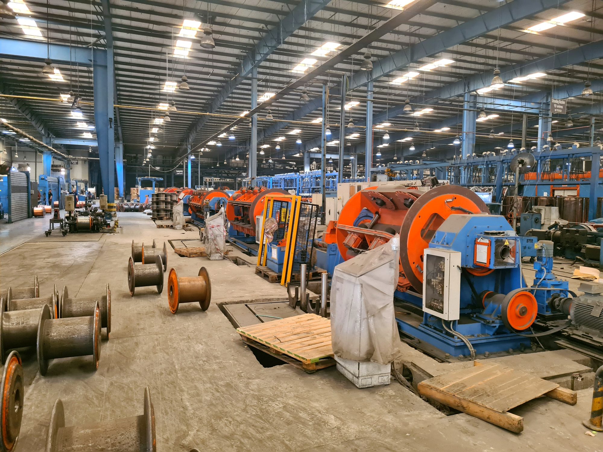 Cable stranding hall — Kabmak 91-wire line automated by Idea Automation